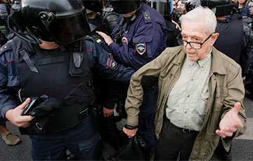 Правозащитник: Если российских полицейских переоденут в форму белорусского ОМОНа - будет скандал