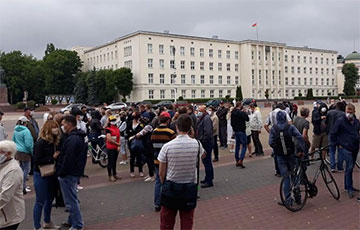 Брестчане не верят словам новых владельцев АКБ и вышли на площадь