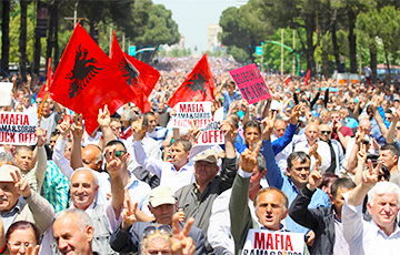 Тысячи албанцев вышли на антиправительственную акцию