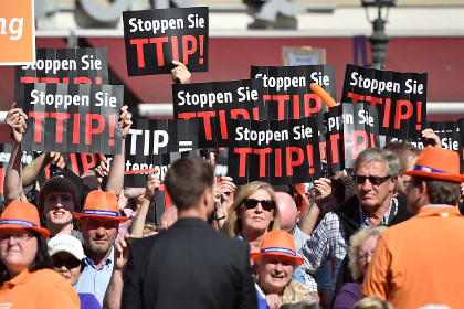 Тысячи европейцев вышли на митинги против торгового соглашения с США