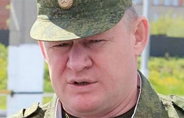 За парадом наблюдал генерал-полковник Сердюков, который командовал группировкой российских сил на Донбассе и в Крыму