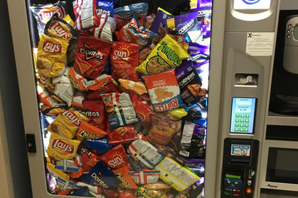 В сети позавидовали сорвавшему куш в автомате по продаже еды