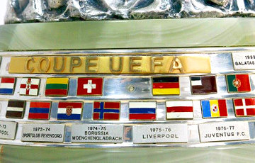 Фотофакт: УЕФА награждает победителей кубком с бело-красно-белым флагом