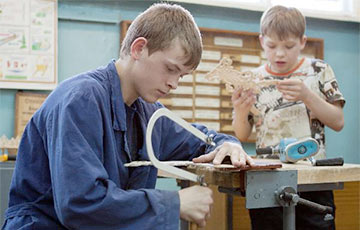 У белорусских десятиклассников теперь шесть часов труда в неделю