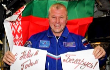 Лукашенковский флаг развернули вверх ногами даже в космосе