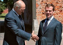 Политолог: Есть несколько причин, по которым Медведев унизил Лукашенко