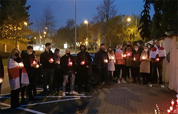 У посольства Беларуси в Чехии почтили память Романа Бондаренко