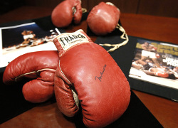 Перчатки Мохаммеда Али продадут на аукционе