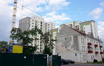 Фотофакт: Дом в Минске еще достраивают, а одна стена уже отслаивается