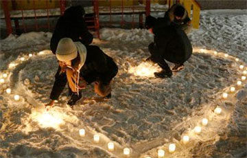 В городах России зажигали фонарики под лозунгом «Любовь сильнее страха»