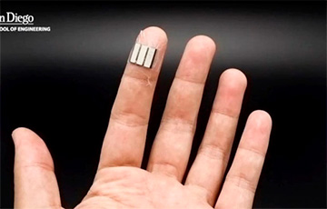 Ученые создали устройство для зарядки телефона кончиками пальцев