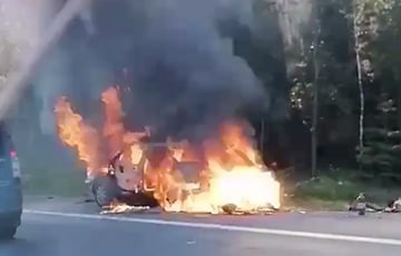 На выезде из Минска горит авто: образовалась пробка