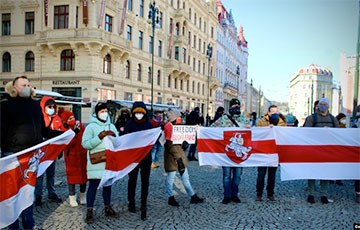 В Праге прошла совместная акция белорусов и жителей Мьянмы