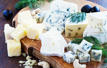 Беларусь экспортирует больше голубого сыра, чем импортирует и производит сама