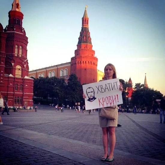 Редактор «Эха Москвы» провела антивоенный пикет у стен Кремля
