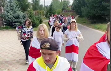 Жители Ждановичей прошлись по поселку с национальными флагами