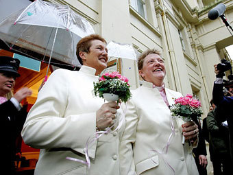Британский премьер выступил за церковное освящение гей-браков