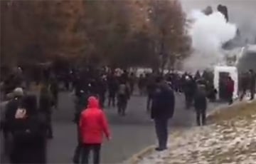 Появились новые кадры противостояния силовиков и повстанцев в Алматы