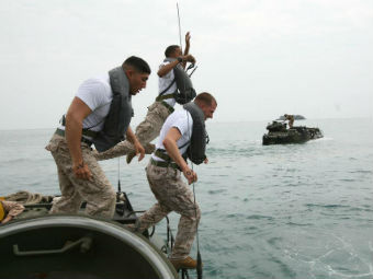 Американским военным на Окинаве запретили пить вне базы