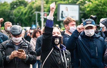 «Голос Америки»: В городах Беларуси проходят массовые пикеты