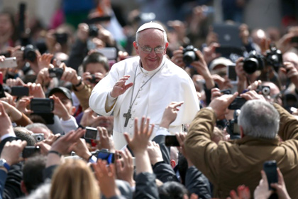 Папа Римский призвал уравнять зарплаты мужчин и женщин