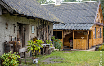 Как семья из Волковыска восстановила хутор и построила домик для сна на пчелиных ульях