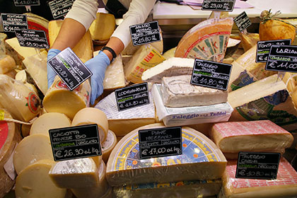 Предназначавшийся для экспорта в Россию сыр раздадут датским бездомным