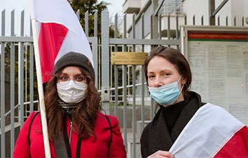 Белорусы Варшавы вышли на акцию в поддержку Екатерины Андреевой и Дарьи Чульцовой