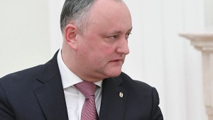 Двоевластие в Молдове: Санду считает себя премьером, Додон собирает дипломатов