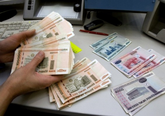 Средняя зарплата в Беларуси продолжает снижаться