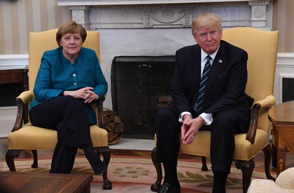 В Белом доме разъяснили инцидент с не пожатой Трампом рукой Меркель