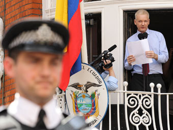 Ассанж собрался провести в посольстве Эквадора год