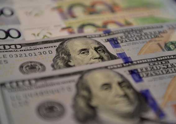 Биржа: рубль сдал к доллару и евро