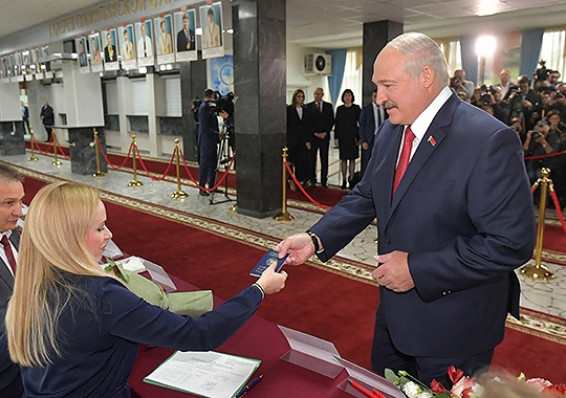 «Посиневшими пальцами за кресло держаться не буду». Лукашенко дал большое интервью