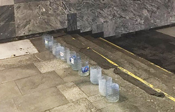 Фотофакт: В минском метро появилось «водоотведение» в порезанные бутылки