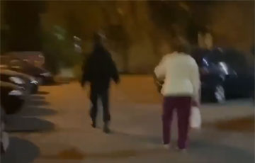 Видеофакт: Минчанка «перевоспитала» милиционера после вечерней акции протеста