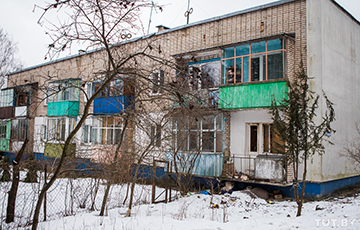 Под Минском 90-летняя белоруска живет в сгоревшей квартире с двумя сыновьями