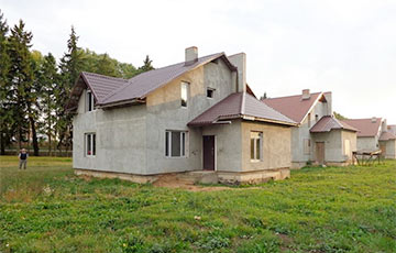 Покупатели коттеджей под Минском остались без домов и без денег
