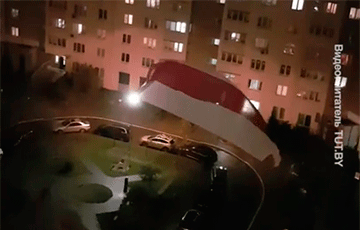 Жители Грушевки вывесили огромный бело-красно-белый флаг