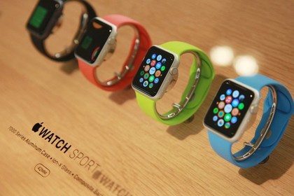 Поставки Apple Watch начнутся в апреле 2015 года