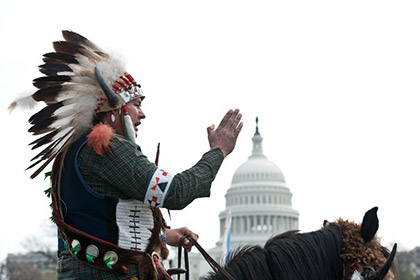 Индейцы пригнали табун лошадей и разбили лагерь в центре Вашингтона
