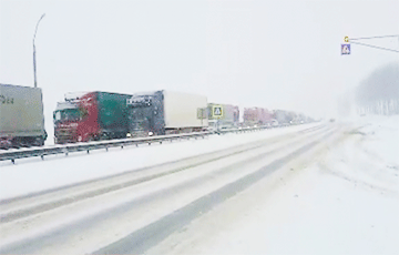 В Беларуси трассы замело снегом - авто вылетают в кювет