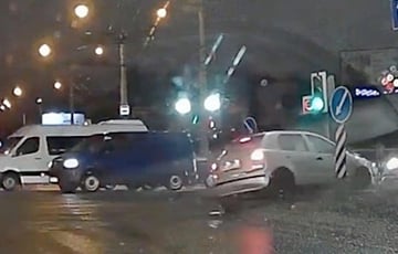 В Минске водитель заскочил на бордюр, проезжая перекресток