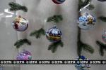 На елку в Минске повесили шары с картинами Шагала и Дали