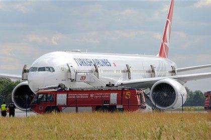 Опоздавшая на рейс британка повесилась на шнурках в аэропорту Стамбула
