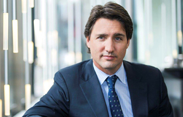Брестская «чулочка» отправила премьер-министру Канады носки
