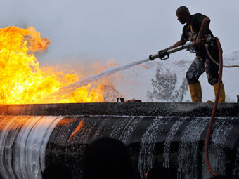 При возгорании бензовоза в Нигерии погибли почти сто человек