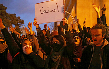 Протесты в Иране переросли в столкновения с полицией