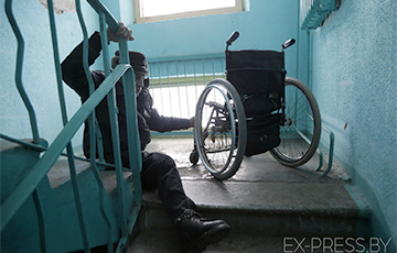 Ползком за хлебом: как живется инвалиду-колясочнику в Печах