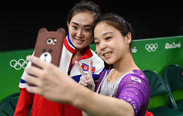 Гимнастки из Северной и Южной Кореи сделали совместное селфи на Олимпиаде